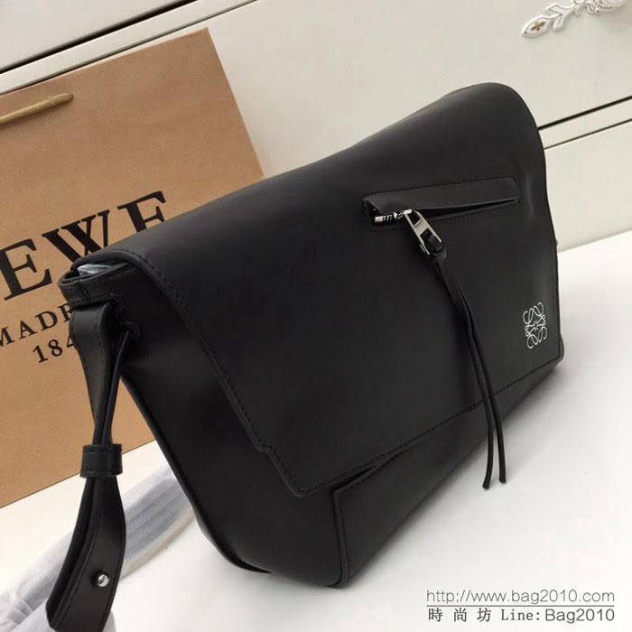 LOEWE羅意威 專櫃同步 經典百搭 明星同款 Military Messenger 信使包 0169 男女同款  jdl1024